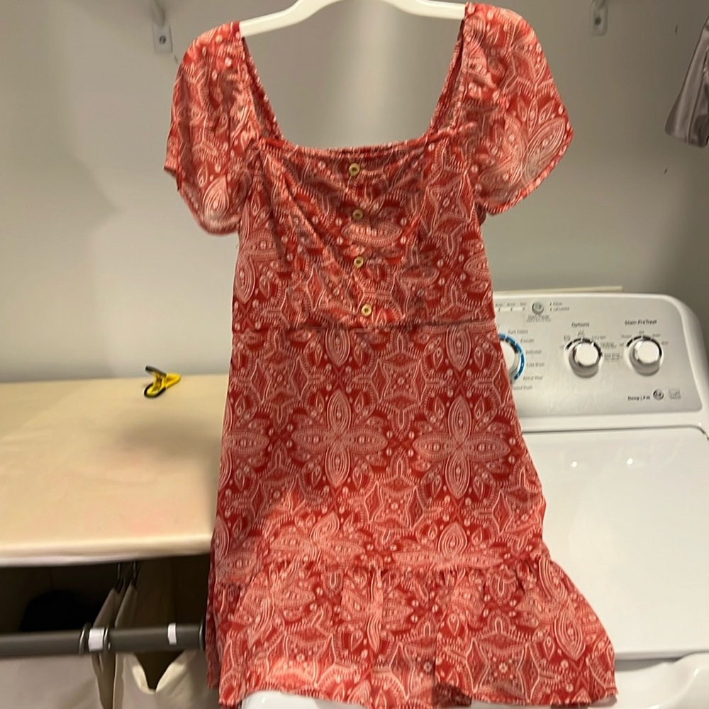 Teen dress with short sleeve. Orange/white with designs.
